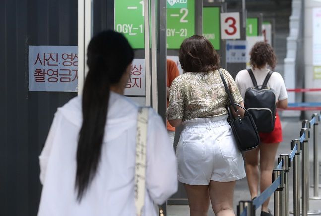 지난 8월 18일 서울 용산구 코로나19 용산구보건소 선별검사소에서 시민들이 코로나19 검사를 위해 대기하고 있다. ⓒ데일리안 김민호 기자