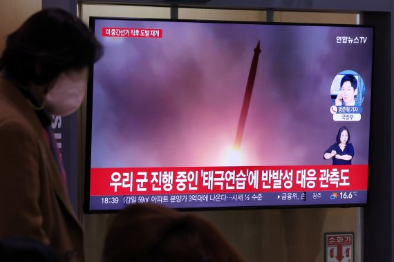 지난 9일 오후 서울 중구 서울역 대합실에서 시민들이 북한의 미사일 발사 관련 뉴스를 시청하고 있다. 합동참모본부는 9일 북한이 오후 3시 31분경 평안남도 숙천 일대에서 동해상으로 발사한 단거리 탄도미사일(SRBM) 1발을 포착했다고 밝혔다. 사진=뉴시스