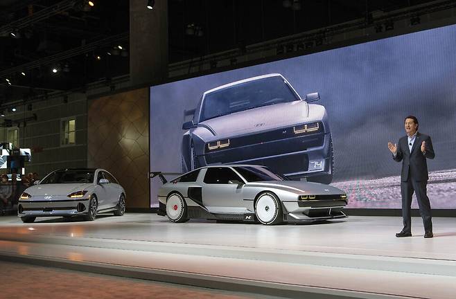 현대자동차가 17일(현지시각) 미국 엘에이(LA) 컨벤션 센터에서 열린 ‘2022 엘에이(LA) 오토쇼(2022 Los Angeles Auto Show)\
