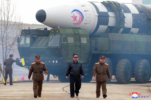 김정은(가운데) 북한 국무위원장이 지난 3월 24일 신형 대륙간탄도미사일(ICBM) '화성-17형'이 탑재된 이동식 발사대 앞을 지나는 모습을 조선중앙통신이 공개했다. AP 연합뉴스
