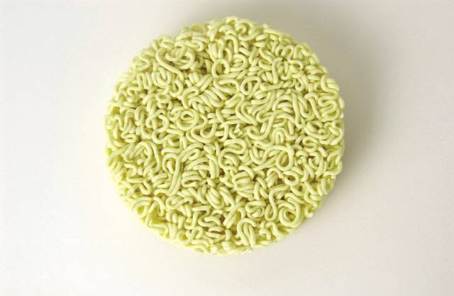 라면 사리에는 리보플라빈(비타민B2) 성분이 함유돼 노랗다./사진=클립아트코리아