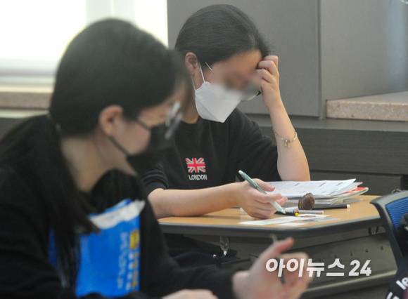 2023학년도 대학수학능력시험(수능시험)이 17일 전국 84개 시험지구 1,300여 개 시험장에서 일제히 열린 가운데 서울 중구 이화여자외국어고등학교(제15시험지구 제20시험장)에서 시험장에 입실한 수험생들이 1교시 시험을 앞두고 준비하고 있다. [사진=사진공동취재단]