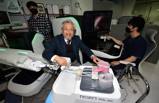 권동수 로엔서지컬 대표가 지난 14일 대전 유성구 KAIST문지캠퍼스에 위치한 로엔서지컬 본사에서 독자 기술로 개발한 신장 결석 제거 수술 로봇 ‘자메닉스’에 대해 설명하고 있다. 프리랜서 김성태