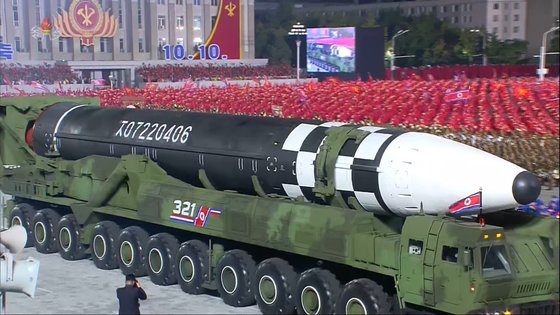 2020년 10월 10일 북한이 노동당 창건 75주년 기념 열병식에서 공개한 신형 대륙간탄도미사일(ICBM) 화성-17형. 연합뉴스