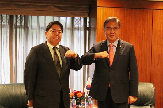 박진 외교부 장관(오른쪽)과 하야시 요시마사 일본 외무상이 지난 9월 19일(현지시간) 미국 뉴욕 맨해튼의 한 호텔에서 만나 팔꿈치를 맞대며 인사를 나누고 있다. 뉴스1