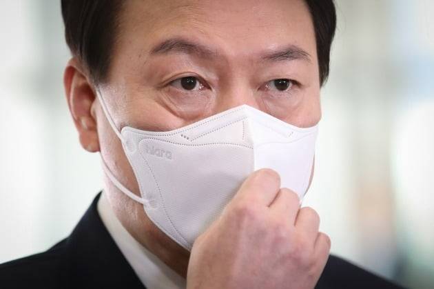 윤석열 대통령이 18일 오전 용산 대통령실에서 취재진과 출근길 회견(도어스테핑)을 하고 있다. 대통령실사진기자단