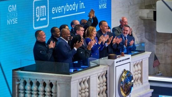 17일(현지시간) 뉴욕 증권거래소에서 메리 바라 GM 회장과 경영진들이 오프닝벨을 울리고 있다. 사진: 한국GM 제공