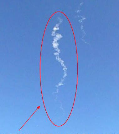 미사일 궤적?  일본 항공자위대 전투기가 18일 북한이 발사한 대륙간탄도미사일 낙하지점 인근에서 하얀 물질이 길게 궤적을 보이고 있는 모습을 촬영했다. 이 물질을 두고 연기 또는 비행운이라는 분석이 나온다. 연합뉴스