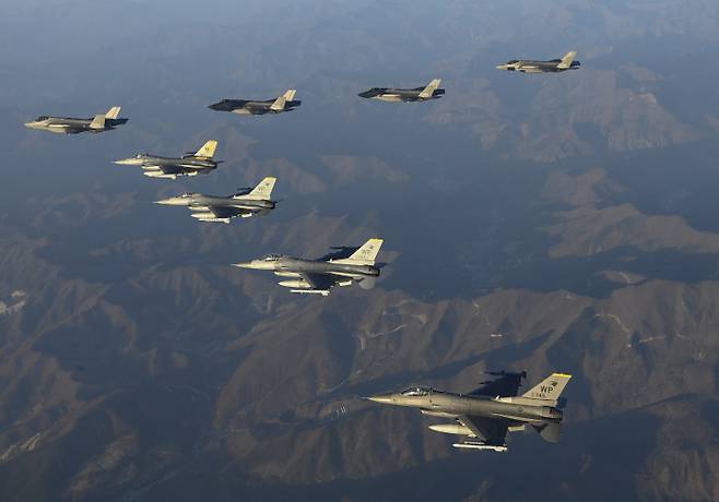 한국 공군 F-35A 4대와 미 공군 F-16 전투기 4대가 18일 북한의 대륙간탄도미사일 발사에 대응해 동해 상공에서 연합 공격편대군 비행을 하고 있다. 합참 제공