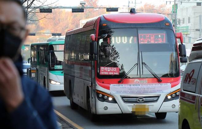 수원을 지나치는 1007번 버스가 '만석입니다'라는 문구가 부착했다.   연합뉴스