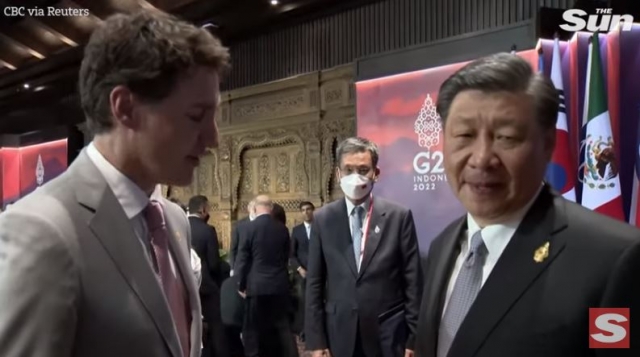 16일(현지시간) 인도네시아 발리에서 열린 주요 20개국(G20) 정상회의 폐막 연회에서 대화를 나누는 쥐스탱 트뤼도 캐나다 총리(왼쪽)와 시진핑 중국 국가주석. The Sun 유튜브 캡처