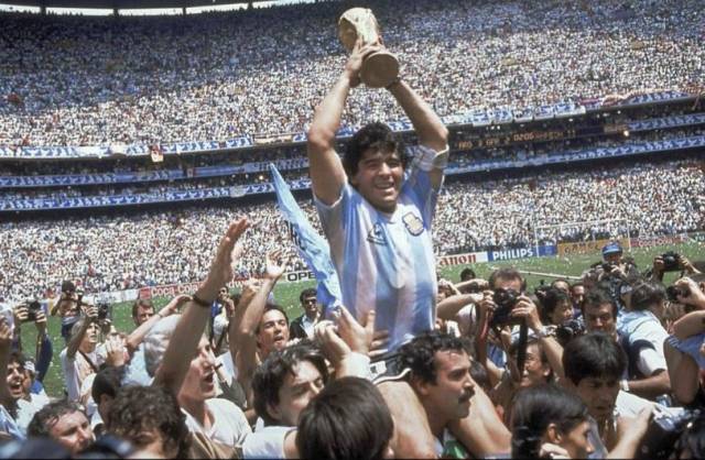 디에고 마라도나가 아르헨티나 대표팀 시절인 1986년 7월 29일 멕시코 월드컵 서독과의 결승전에서 3대2로 이겨 우승한 뒤 목말을 탄 채 우승컵을 들어 올리며 환호하고 있다. AP연합뉴스