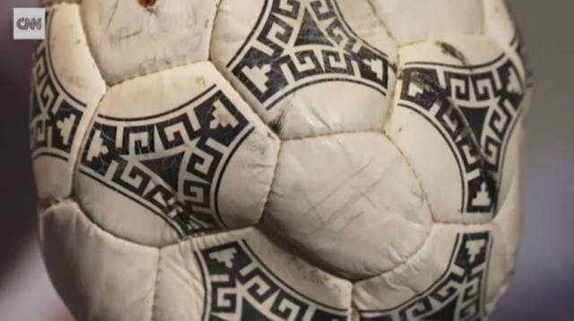 1986년 멕시코 월드컵 축구대회에서 디에고 마라도나(아르헨티나)가 '신의 손'이 함께 해 골을 넣었다고 언급했던 경기에 사용됐던 축구공. 16일(현지시간) AP통신, CNN 등의 보도에 따르면 이날 영국 런던 그레이엄 버드 옥션 하우스에서 진행된 경매에서 ‘신의손’ 축구공이 200만 파운드(약 31억 9200만원)에 낙찰됐다. CNN 캡처