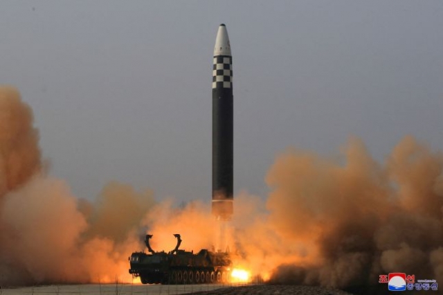 북한의 대륙간탄도미사일(ICBM) 발사 장면. 조선중앙TV 화면