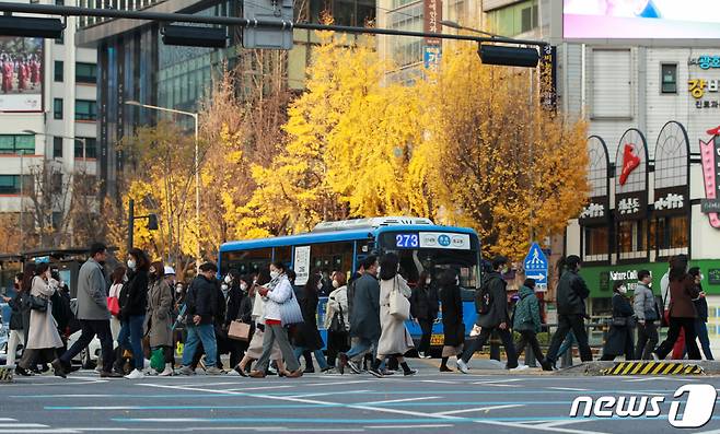 전국 대부분 지역의 아침기온이 5도 이하로 떨어지며 쌀쌀해진 15일 오전 서울 종로구 광화문 네거리에서 시민들이 출근하고 있다. /사진=뉴스1