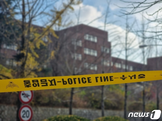 지난 16일 오후 전북 전주의 한 학교의 건물에 폭발물이 설치됐다는 신고가 접수돼 경찰과 육군 등이 조사를 벌이고 있다./사진=뉴스1