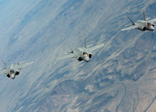 F-35A 훈련 모습 : 18일 북한의 화성-17형 대륙간탄도미사일(ICBM) 도발에 대응해 한미 공군이 F-35A 스텔스 전투기 4대를 동원해 북한 이동식미사일발사대(TEL) 타격훈련을 실시했다. 우리 공군 F-35A가 편대비행하는 모습. 공군 제공