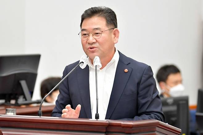 [제주=뉴시스] 더불어민주당 정민구 제주도의원이 18일 오후 제주도의회 도정질문에서 질의하고 있다. (사진=제주도의회 제공) 2022.11.18. photo@newsis.com *재판매 및 DB 금지