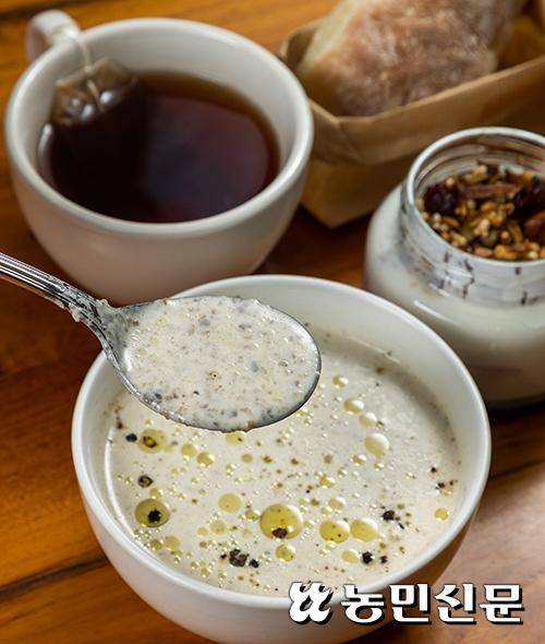 서울 마포구에 있는 양식당 ‘수퍼(Souper)’의 대표 메뉴인 ‘양송이 수프’. 새송이버섯과 통후추 등도 넣어 다채로운 맛이 난다.