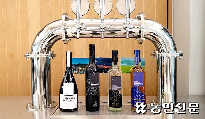 지역주민과 귀촌청년이 협업해 내놓은 한산소곡주.