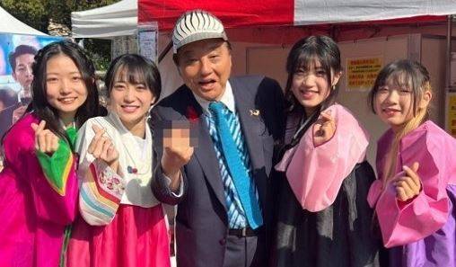 가와무라 다카시 나고야 시장과 현지 아이돌 아모르 멤버들. 트위터캡처