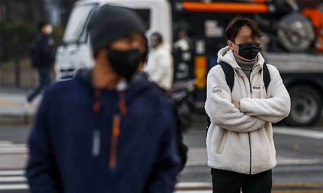 지난 16일 서울 종로구 광화문네거리에서 두꺼운 옷차림을 한 시민들이 이동하고 있다. 뉴시스