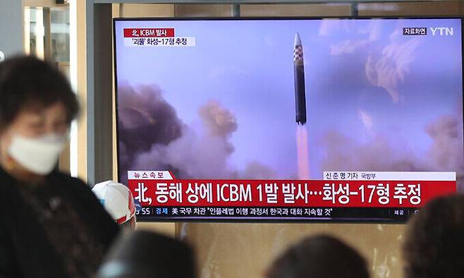 18일 서울 중구 서울역 대합실 TV를 통해 북한의 탄도미사일 발사 소식이 뉴스로 전해지고 있다. 뉴스1