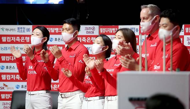 SK렌터카 선수들이 17일 PBA 팀리그 마지막 7일차 경기에 나선 동료를 응원하고 있다. [PBA 제공]