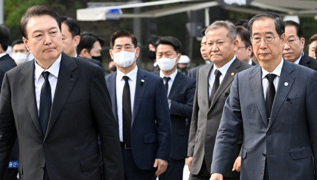 11월 1일 윤석열 대통령과 국무위원들이 서울 용산구 녹사평역 광장에 마련된 이태원 참사 사망자 합동분향소를 찾아 조문하기 위해 이동하고 있다. 오른쪽부터 한덕수 국무총리, 이상민 행정안전부 장관. [대통령실사진기자단]