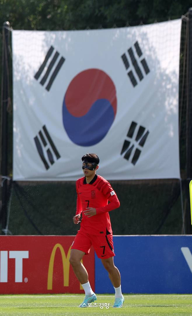 2022 카타르 월드컵에 출전하는 한국축구대표팀 손흥민이 16일(현지시간) 카타르 도하 알에글라 훈련장에서 훈련을 하고 있다. 도하|권도현 기자