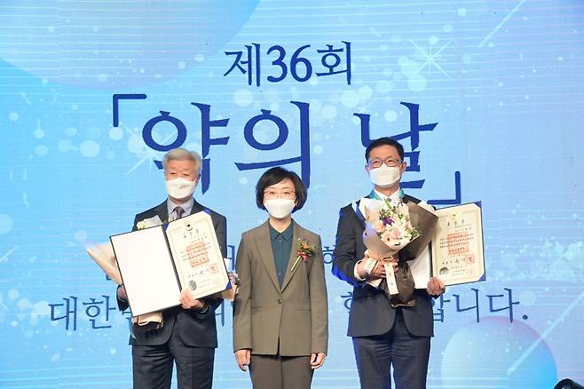 기념 촬영하는 제36회 약의날 수상자들 (서울=연합뉴스) 18일 서울 중구 웨스틴호텔에서 열린 제36회 '약의 날' 기념식에서 오유경 식품의약품안전처장(가운데)과 동탑산업훈장을 받은 안재용 SK바이오사이언스 대표(오른쪽), 산업포장을 받은 박동규 대한약사회 약사윤리위원회 위원이 기념촬영을 하고 있다. 2022.11.18 [식약처 제공. 재판매 및 DB 금지]