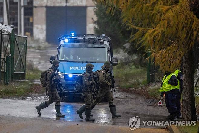 미사일 낙탄 현장 경계중인 폴란드 군인들 [AFP 연합뉴스 자료사진. 재판매 및 DB 금지]