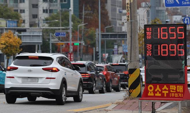 지난 13일 서울 한 주유소 유가표지판. (사진=연합뉴스)