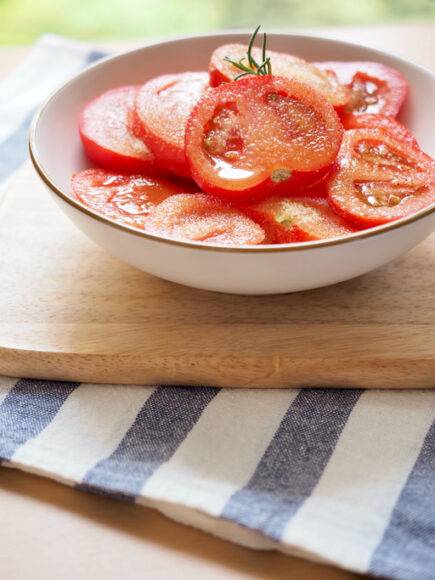 토마토에 설탕을 쳐서 먹으면 영양소의 체내 흡수율이 떨어진다. [사진=게티이미지뱅크]
