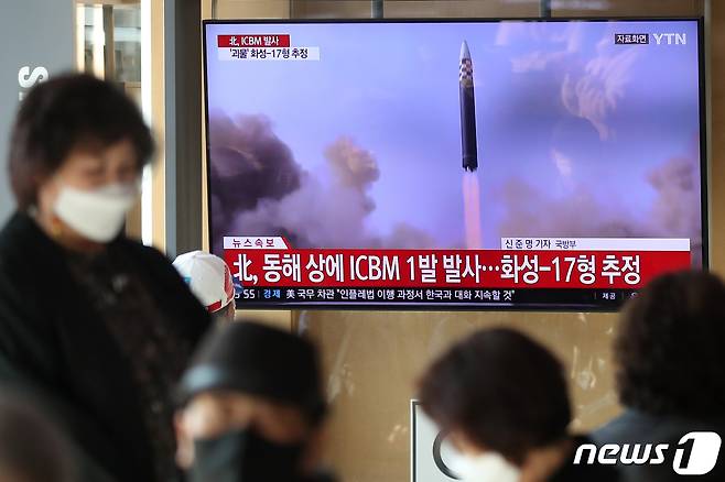 북한이 지난 17일 오전 평양 순안 일대에서 동해상으로 대륙간탄도미사일(ICBM)을 발사했다. 북한이 이날 쏜 미사일의 비행거리는 약 1000㎞, 정점고도는 약 6100㎞, 최고속도는 마하22(초속 7.48㎞) 수준으로 탐지됐다. 2022.11.18/뉴스1 ⓒ News1 민경석 기자