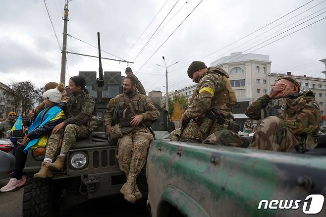 16일(현지시간) 러시아군이 우크라이나 헤르손에서 철수한 뒤 우크라이나 군인들이 도심에서 차에 앉아 있다. 22.11.16 ⓒ 로이터=뉴스1 ⓒ News1 김예슬 기자