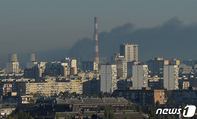 18일(현지시간) 우크라이나 수도 키이우에서 러시아군의 미사일 공격으로 도시 외곽에서 연기가 치솟고 있다. 2022.10.18/뉴스1 ⓒ 로이터=뉴스1 ⓒ News1 김민수 기자