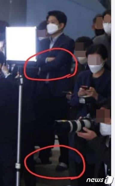 지난 18일 윤석열 대통령의 도어스테핑을 지켜보고 있는 MBC 기자. 김종혁 국민의힘 비대위원은 슬리퍼 차림에 팔짱을 끼고 있는 건 대통령이 아니라 일반 시민을 취재할 때도 예의가 아니라며 맹비난했다. (SNS 갈무리) ⓒ 뉴스1