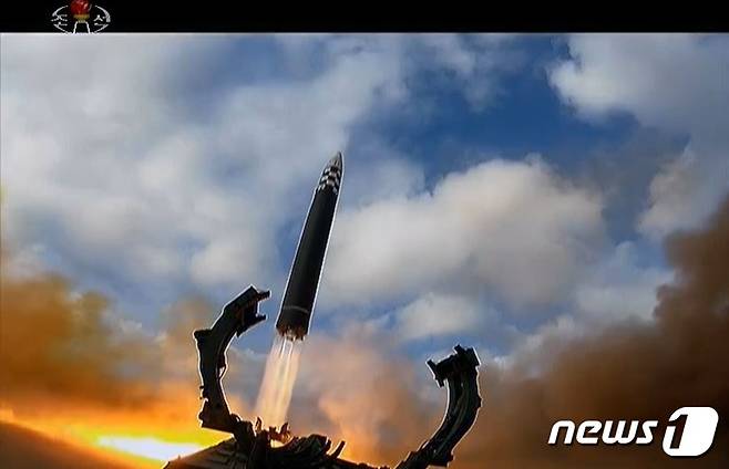 북한 조선중앙TV는 19일 전날인 18일 신형 대륙간탄도미사일(ICBM) '화성포-17형(화성-17형)'을 발사 과정을 기록한 영상을 보도했다. (조선중앙TV 갈무리)