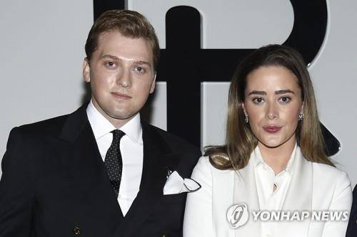 조 바이든 미국 대통령의 손녀인 나오미 바이든(오른쪽)과 배우자인 피터 닐. 사진=AP연합뉴스