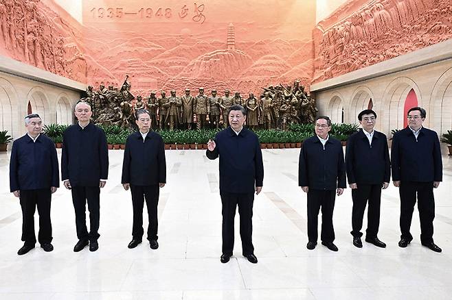 중국공산당 제20차 당대회에서 3연임을 확정한 직후인 2022년 10월 27일, 신임 중앙정치국 상무위원들과 함께 중국 공산혁명의 성지인 산시성 옌안의 혁명기념관을 찾은 시진핑 중공 총서기(가운데). (왼쪽부터) 리시, 차이치, 자오러지, 시진핑, 리창, 왕후닝, 딩쉐샹/뉴시스