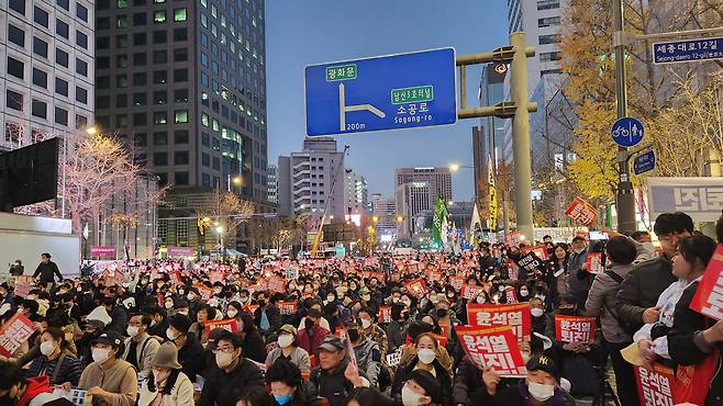 19일 오후 5시 30분쯤 서울 숭례문 앞 세종대로 위에서 시민단체 촛불행동 집회 참가자들이 '윤석열 퇴진'을 외치며 피켓을 흔들고 있다. 이날 집회엔 경찰추산 3만명이 모였다. /김휘원 기자