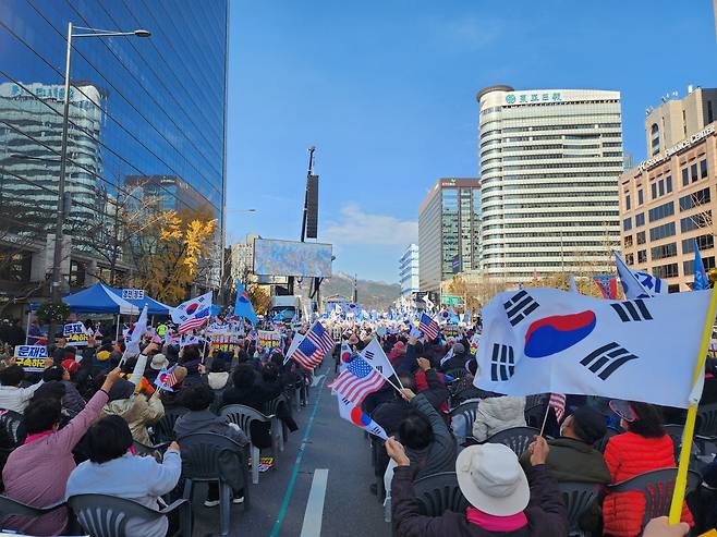 19일 오후 1시 30분쯤 서울시의회 앞 도로에서 자유통일당 '주사파 척결' 집회 참여자들이 성조기와 태극기를 흔들고 있다. /김휘원 기자