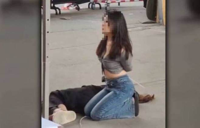 18일 중국 광저우에서 손발이 묶인 채 무릎을 꿇고 있는 중국 여성의 모습./유튜브