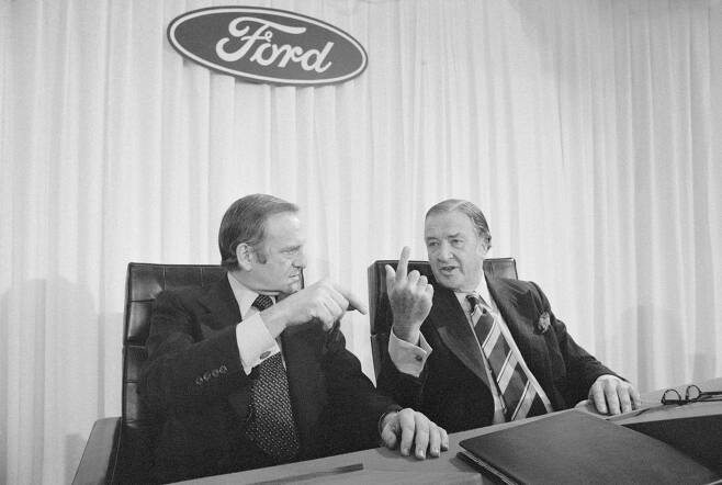 포드자동차 시절 헨리 포드 2세 회장(오른쪽)과 얘기를 나누고 있는 리 아이아코카 사장(왼쪽). 리 아이아코카 자서전 ‘아이아코카’
