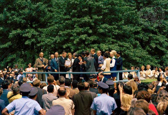 인류 최초로 달에 착륙한 아폴로 11호의 닐 암스트롱 등이 1969년 8월 13일 미국 뉴욕 유엔 본부에서 열린 기념식에 참석하고 있다. 유엔 제공