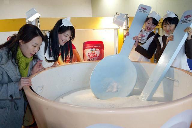 커피 프리머 브랜드 커피 메이트의 행사 모습. 한 백화점에서 대형 터피잔을 설치해 커피를 간편하게 즐길 수 있는 커피 메이트 라테 크리머를 홍보하고 있다. 한국일보 자료사진