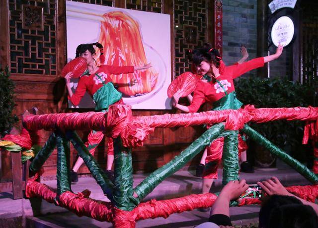 '낭원선경' 공연에 등장하는 매운 국수. ⓒ최종명