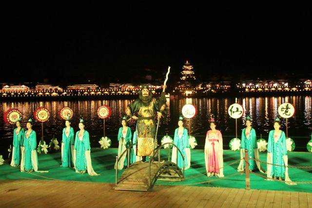 '낭원선경' 공연 마지막 장면에 장비가 등장해 무대인사를 하고 있다. ⓒ최종명