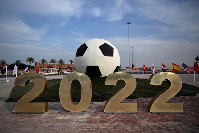 카타르 도하의 중심부에 설치된 2022 카타르 월드컵 관련 조형물. AFP 연합뉴스